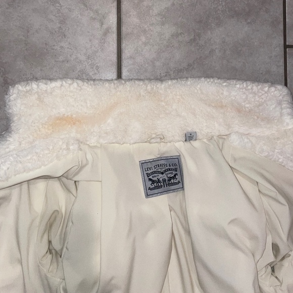 LEVI’S Women’s Faux Fur Cream Trucker Jacket - Picture 15 of 16